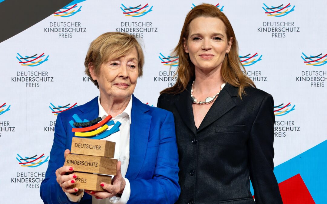 Karoline Herfurth ehrt Dr. Christine Bergmann mit Deutschem Kinderschutzpreis